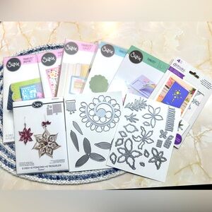 Lot of Sizzix die, thinlits, framelits, flowers, cards.